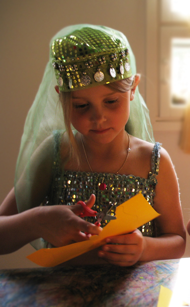 askartelua naamiaisasussa