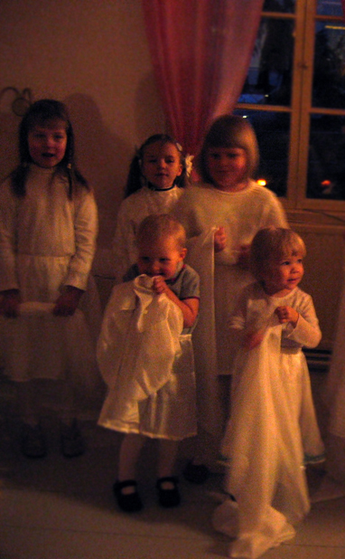 lapset joulun?ytelm?ss?