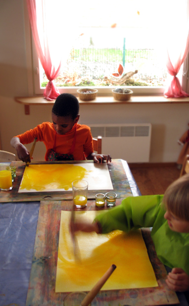 Keltaisia akvarellimaalauksia