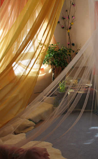 p??si?ispuutarha rakentuu silkkiverhoista ja kukkivista oksista